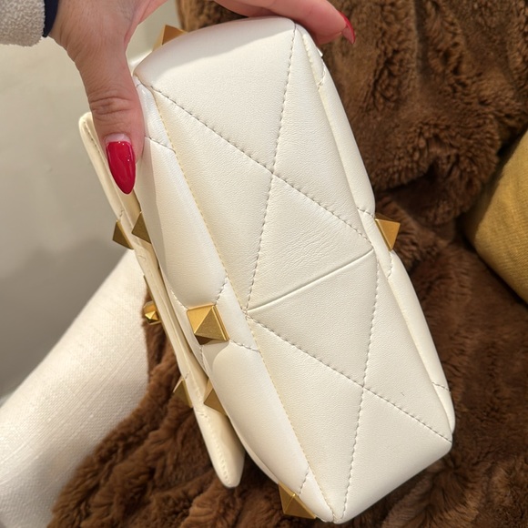 Valentino Roman Stud shoulder Handbag - Picture 4 of 11